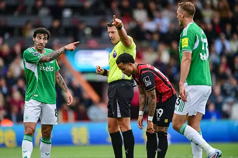 نيوكاسل يحرم بورنموث من وصافة الدوري الإنجليزي